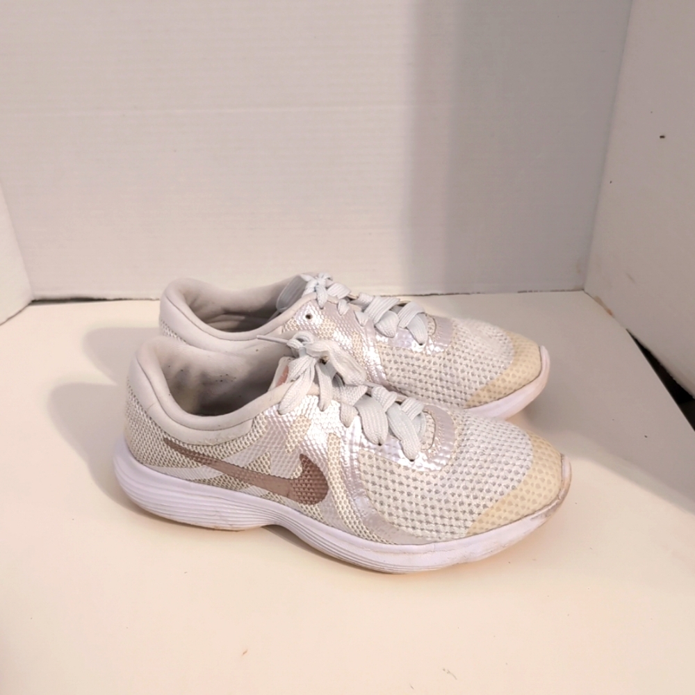 Nike Youth White Revolution 4 Metallic Red Bronze Sneakers 943306-100 Size 5.5